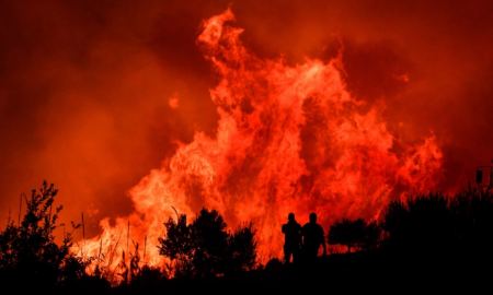 Νύχτα θρίλερ για Μάνδρα, Λουτράκι και Νέα Πέραμο: Μάχη για να σωθούν οικισμοί από τις πυρκαγιές