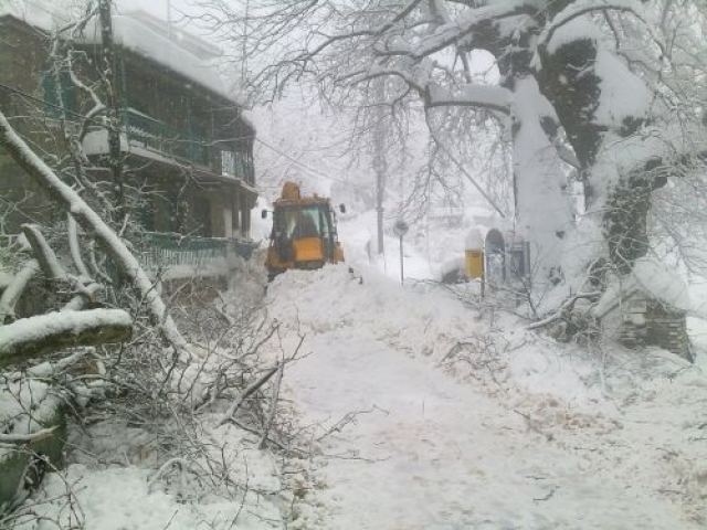 Ξεπέρασε το ένα μέτρο το χιόνι στα χωριά του Δήμου Λαμιέων