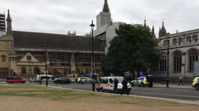 Βρετανία: Ο 29χρονος που κρατείται για το συμβάν έξω από το κτήριο του κοινοβουλίου κατηγορείται και για απόπειρα δολοφονίας