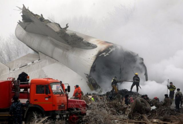 Αεροπορική τραγωδία στο Κιργιστάν: Το αεροπλάνο σύρθηκε πολλά μέτρα αφού έπεσε πάνω στα σπίτια [pics, vids]