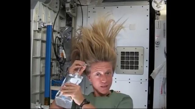 Έτσι λούζουν τα μαλλιά τους οι αστροναύτες (vid)