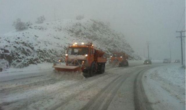 Χιονίζει και στην ανατολική Φθιώτιδα - Δίπλωσε νταλίκα στην εθνική οδό