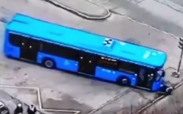 Σκληρό βίντεο με λεωφορείο που περνάει πάνω από γιαγιά που περπατούσε με το εγγόνι της