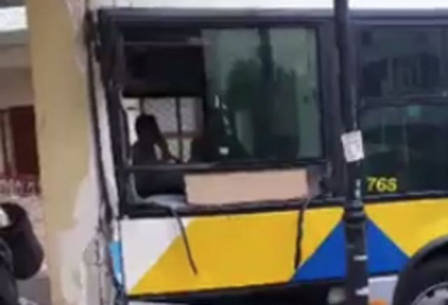 Σύγκρουση λεωφορείων στο Αιγάλεω – 11 επιβάτες τραυματίες – video