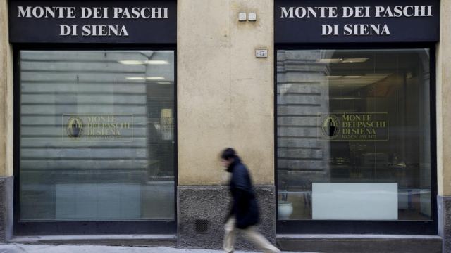 Πιο κοντά το «κούρεμα» φέρνει η πολιτική αστάθεια στην Ιταλία