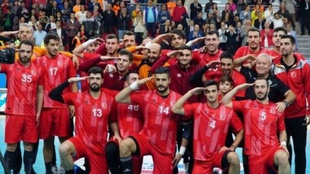 Ο Ολυμπιακός τελείωσε τον Τούρκο παίκτη που χαιρέτισε στρατιωτικά