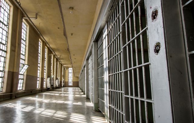 Ναρκωτικά, αλκοόλ και κινητά σε κελιά των φυλακών Κομοτηνής