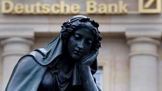 Τριγμοί στις αγορές από την ελεύθερη πτώση της Deutsche Bank