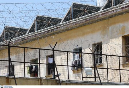 Σωφρονιστικός υπάλληλος έκρυβε κινητά και ναρκωτικά σε διπλό πάτο κατσαρόλας στις φυλακές Κορυδαλλού