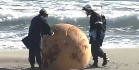 Tεράστια μεταλλική μπάλα βρέθηκε σε ακτή της Ιαπωνίας – Πήραν φωτιά οι θεωρίες συνωμοσίας