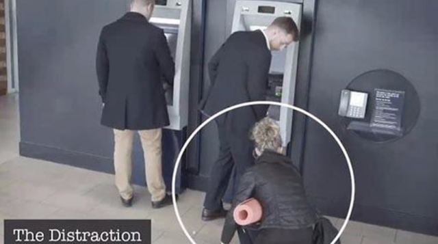 Απίστευτο ΒΙΝΤΕΟ: Έτσι μπορούν να κλέψουν το PIN και την κάρτα σας από το ATM