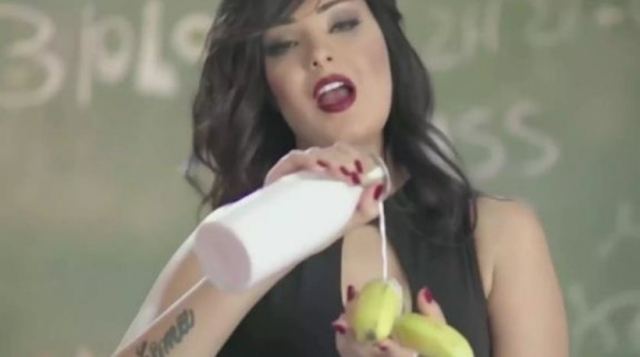 Αίγυπτος: Δύο χρόνια φυλακή στην τραγουδίστρια που έτρωγε μπανάνα σε βίντεο κλιπ!