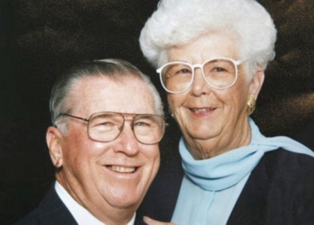 Μαζί στη ζωή, μαζί και στον θάνατο: Πέθαναν με 2 λεπτά διαφορά μετά από 73 χρόνια γάμου