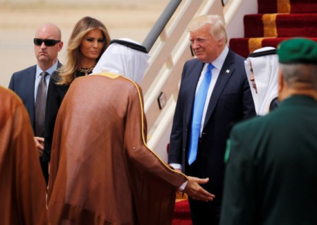 Μελάνια Τραμπ: Αγνόησε το πρωτόκολλο και έφτασε εκθαμβωτική στη Σαουδική Αραβία! [pics]
