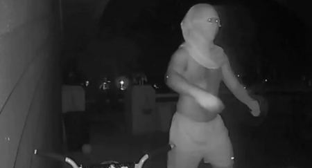 Οι «άγνωστοι μασκοφόροι» που κλωτσούν πόρτες σπιτιών μετά τα μεσάνυχτα και τρομοκρατούν πολίτες