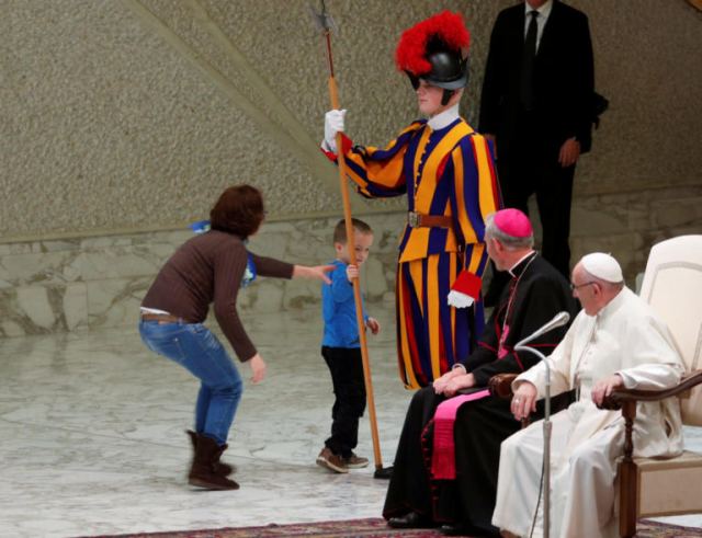 Ο πιτσιρικάς που έκανε άνω - κάτω το Βατικανό και η αντίδραση του Πάπα Φραγκίσκου! [pics]