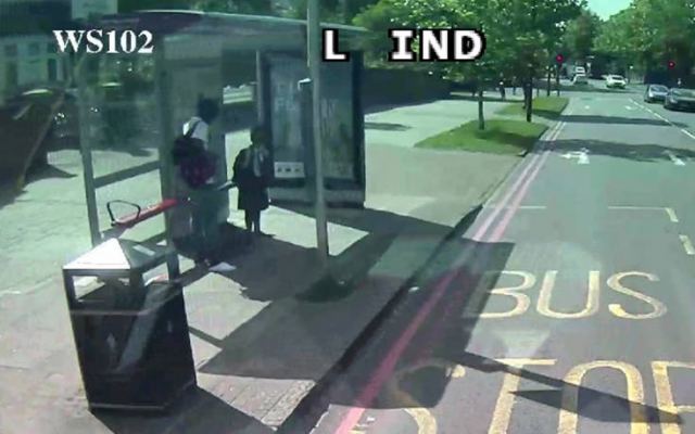 Ανθρωποκυνηγητό για τον άνδρα που επιχείρησε να παρασύρει 10χρονη σε στάση λεωφορείου