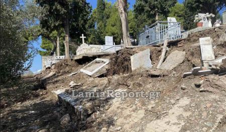 Λαμία: Τα νερά παρέσυραν τάφους και τοιχίο στο κοιμητήριο (ΒΙΝΤΕΟ-ΦΩΤΟ)