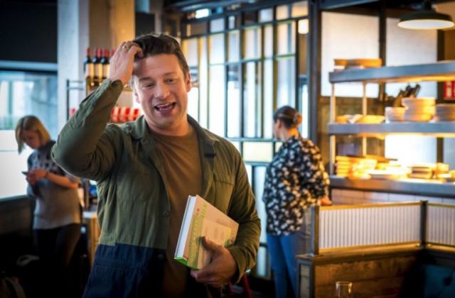 Jamie Oliver: Καταρρέουν τα εστιατόριά του! Πάνω από 1.000 θα μείνουν άνεργοι!