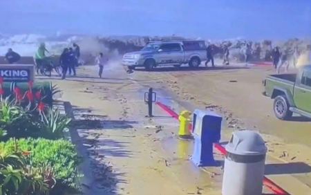Η στιγμή που «τερατώδη κύματα» παρασέρνουν ανθρώπους και αυτοκίνητα στην Καλιφόρνια – Οκτώ άτομα στο νοσοκομείο