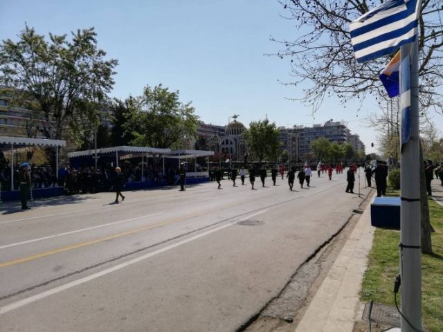 Με λαμπρότητα η παρέλαση της Θεσσαλονίκης- Μαθητές τραγούδησαν το Μακεδονία Ξακουστή στους επισήμους (ΦΩΤΟ-ΒΙΝΤΕΟ)
