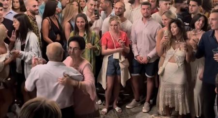 Ηλικιωμένο ζευγάρι που χόρεψε βαλς στην Τήνο και έγινε viral -Δείτε τον κύριο Μάνθο με τη σύζυγό του