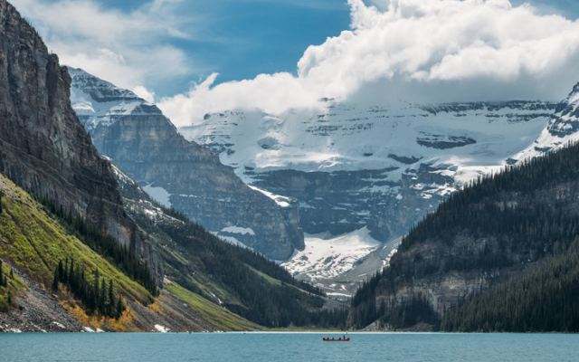 Αγωνία για δύο τουρίστες που αγνοούνται έπειτα από χιονοστιβάδα στον Καναδά