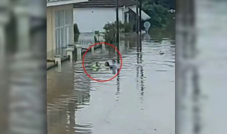 Καρδίτσα: Συγκλονιστικές εικόνες - Μητέρα σώζει με φουσκωτό τα παιδιά της από τις πλημμύρες
