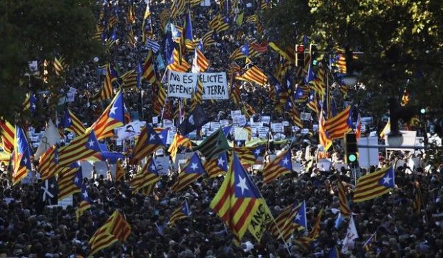 Καταλονία: Αυτονομία τέλος - 450.000 άνθρωποι στους δρόμους