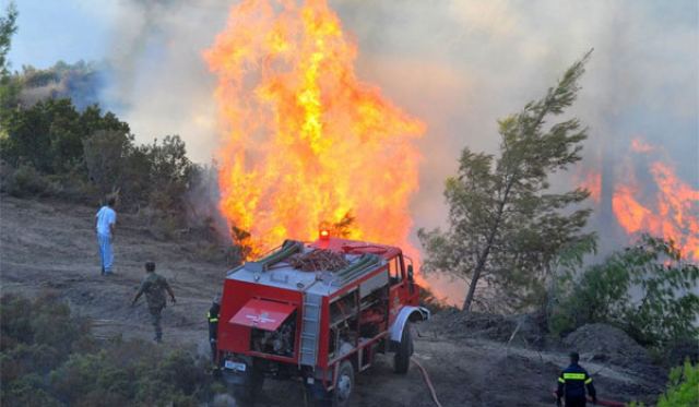 Κόλαση στα Δερβενοχώρια: Η φωτιά απειλεί χωριά και αποθήκες πυρομαχικών
