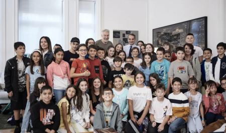 Κυριάκος Μητσοτάκης: Η διαφορετική και «εκτός προγράμματος» συνάντηση με μαθητές Δημοτικού στο Μαξίμου