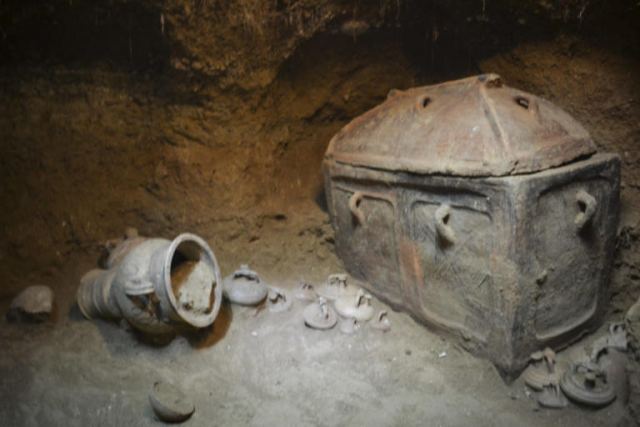 Στο φως ασύλητος τάφος στην Ιεράπετρα - Οι εικόνες της νέας αρχαιολογικής ανακάλυψης [pics]