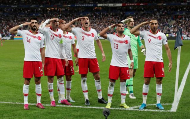 UEFA: Πειθαρχική έρευνα για τους στρατιωτικούς πανηγυρισμούς των Τούρκων
