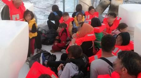 Σάμος: Μία βάρκα γεμάτη παιδιά βρήκαν οι λιμενικοί – Εικόνες από τη διάσωσή τους
