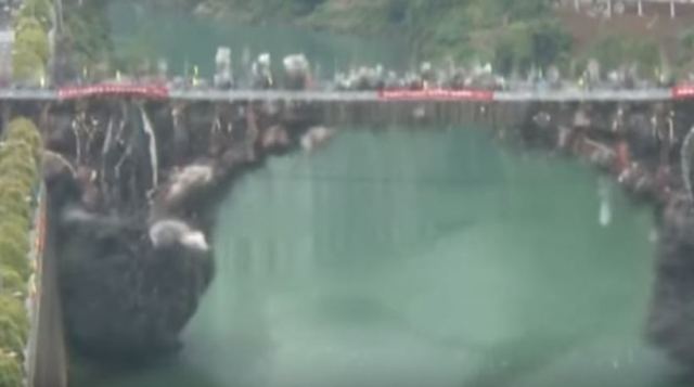 Εντυπωσιακό βίντεο: Γκρέμισαν γέφυρα σε ένα δευτερόλεπτο!