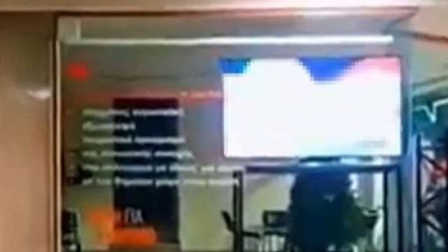 Σάλος στη Λάρισα: Τηλεόραση σε εκλογικό κέντρο υποψηφίου έπαιζε πορνό - ΒΙΝΤΕΟ
