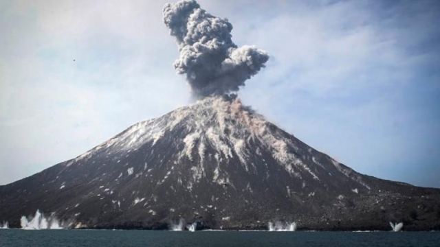 Το ηφαίστειο που έχασε τα δύο τρίτα του ύψους του