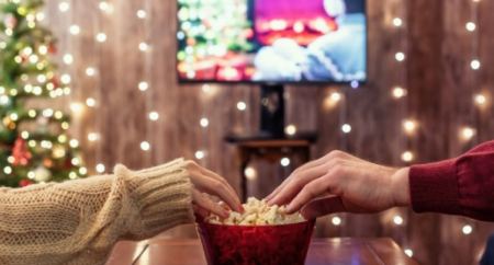 Εταιρεία ψάχνει άτομο για να βλέπει χριστουγεννιάτικες ταινίες όλο τον Δεκέμβρη: Ο μισθός στα 2.300 ευρώ!