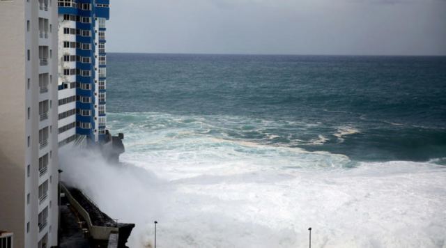 Κύματα θεριά σάρωσαν τα πάντα στην Τενερίφη – Σοκαριστικές εικόνες! Video