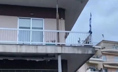 Viral μια κολώνα της ΔΕΗ στην Ξάνθη -Περνά μέσα από μπαλκόνι