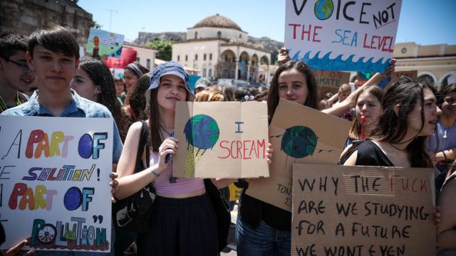 Μαθητική πορεία στην Αθήνα κατά της κλιματικής αλλαγής