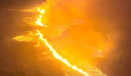 Εντυπωσιακές εικόνες από drone με το ηφαίστειο της Ισλανδίας που ακόμη βρυχάται: Η ροή της λάβας μπορεί να συνεχιστεί για μήνες