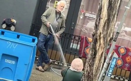 Άντρας καταβρέχει με λάστιχο άστεγη μπροστά στην επιχείρησή του – Βίντεο που εξοργίζει