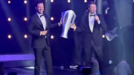 Αργυρός - Ρουβάς με την κούπα της πρωταθλήτριας ΑΕΚ στην πίστα: «Συγχαρητήρια στον πρόεδρο, τον άρχοντα, τον τίγρη»