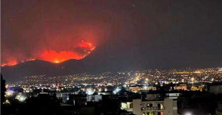 Δύσκολη νύχτα στην Αττική: Οι φλόγες απειλούν την Πάρνηθα - Κάηκαν σπίτια και αυτοκίνητα στη Χασιά, δείτε βίντεο και φωτογραφίες
