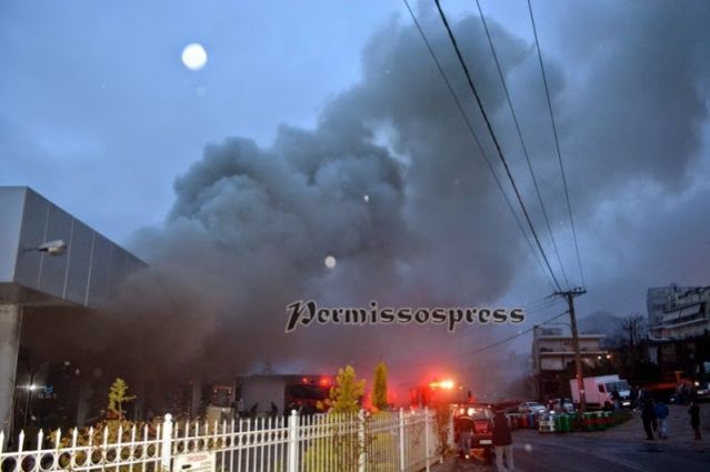 Κόλαση: Οι φλόγες κατέστρεψαν επιχείρηση - Πνίγηκε η πόλη από τον καπνό