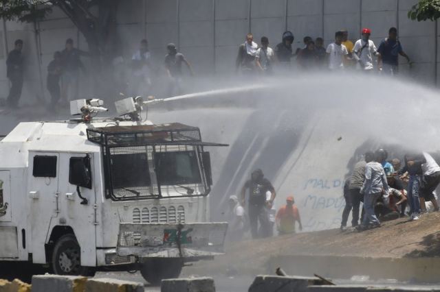 Χάος στη Βενεζουέλα: Ο Γκουαϊδό καλεί τον στρατό να συνεχίσει την «Επιχείρηση Ελευθερία»