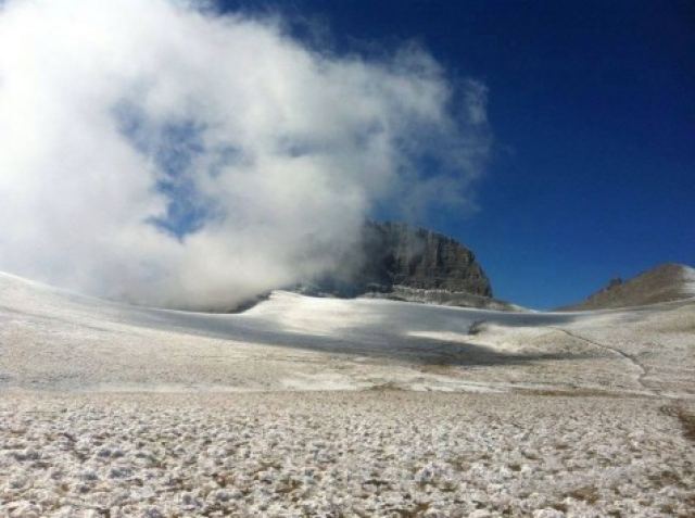 Όλυμπος: Έπεσαν τα πρώτα χιόνια - Δείτε την εικόνα στην κορυφή του βουνού