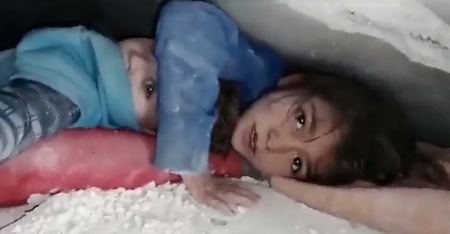 Συρία: 7χρονη στα συντρίμμια προστάτευε το κεφάλι του αδελφού της επί 17 ώρες - Δείτε βίντεο