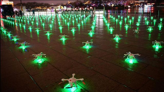 Μαγικό θέαμα για Γκίνες: 1.374 φωτισμένα drones στον ουρανό